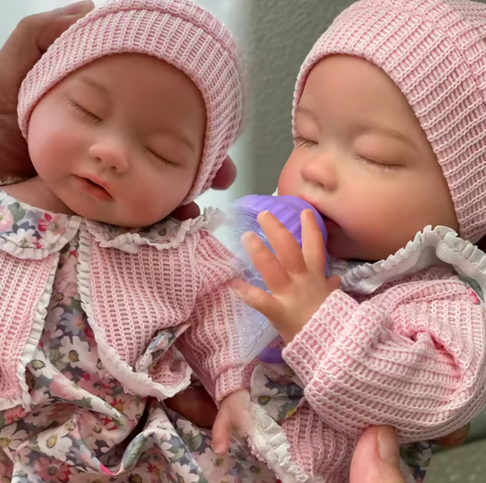 „Lil' Miracle“: 35 cm hyper-realistische Silikon-Reborn-Mädchenpuppe – Reborn Puppe mit Funktion: trinkt, macht Pipi und kann baden