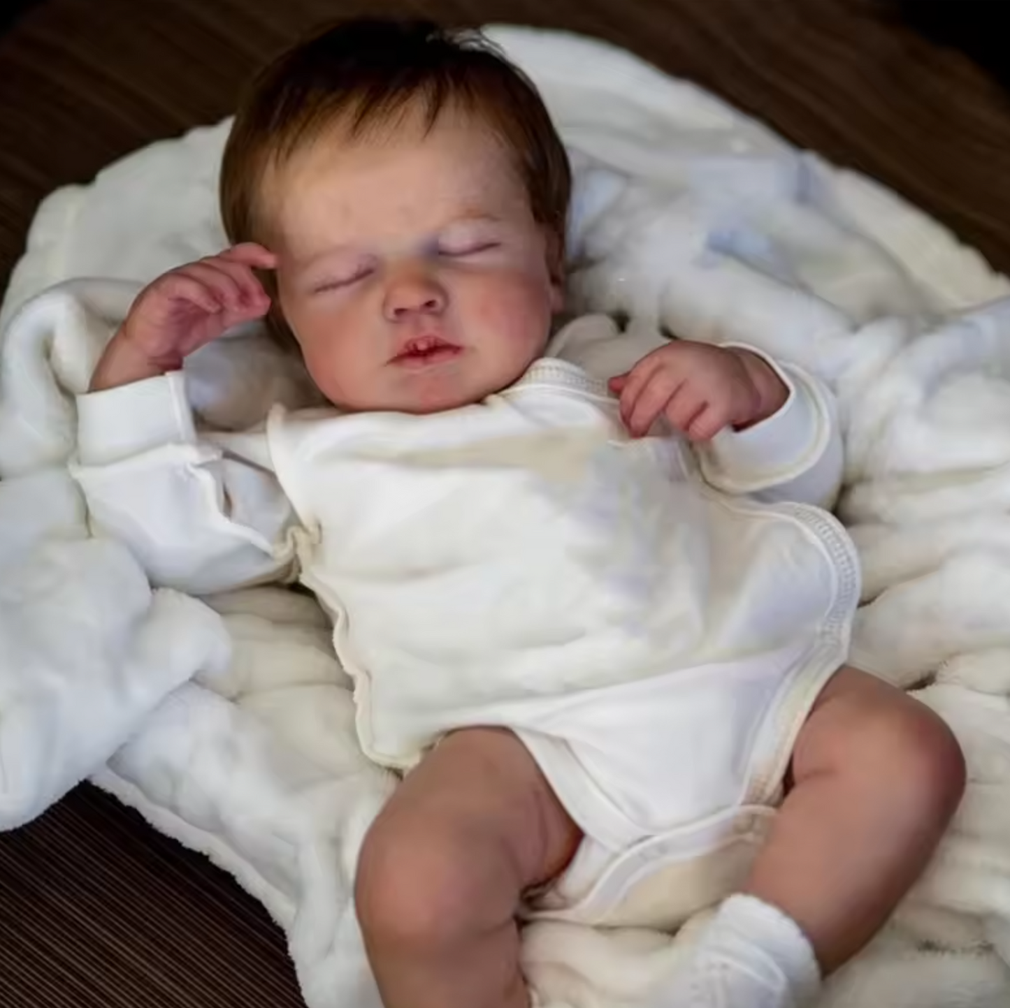 Noel – 50 cm Schlafende Reborn Babypuppe | Realistische 3D-Haut mit sichtbaren Äderchen & handgepflanztem Haar