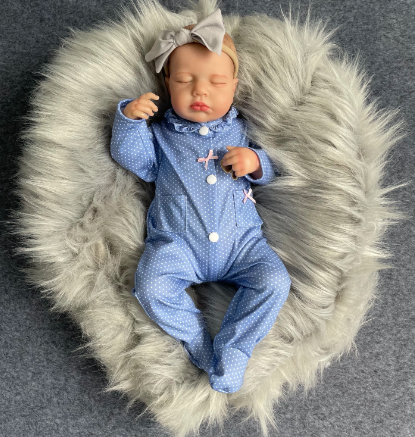 Schlafende Mädchen-Reborn-Puppe im blauen Kleid – Realistisches Neugeborenengeschenk